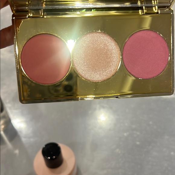 Iridescent Blush Palette - Picture 2 of 3